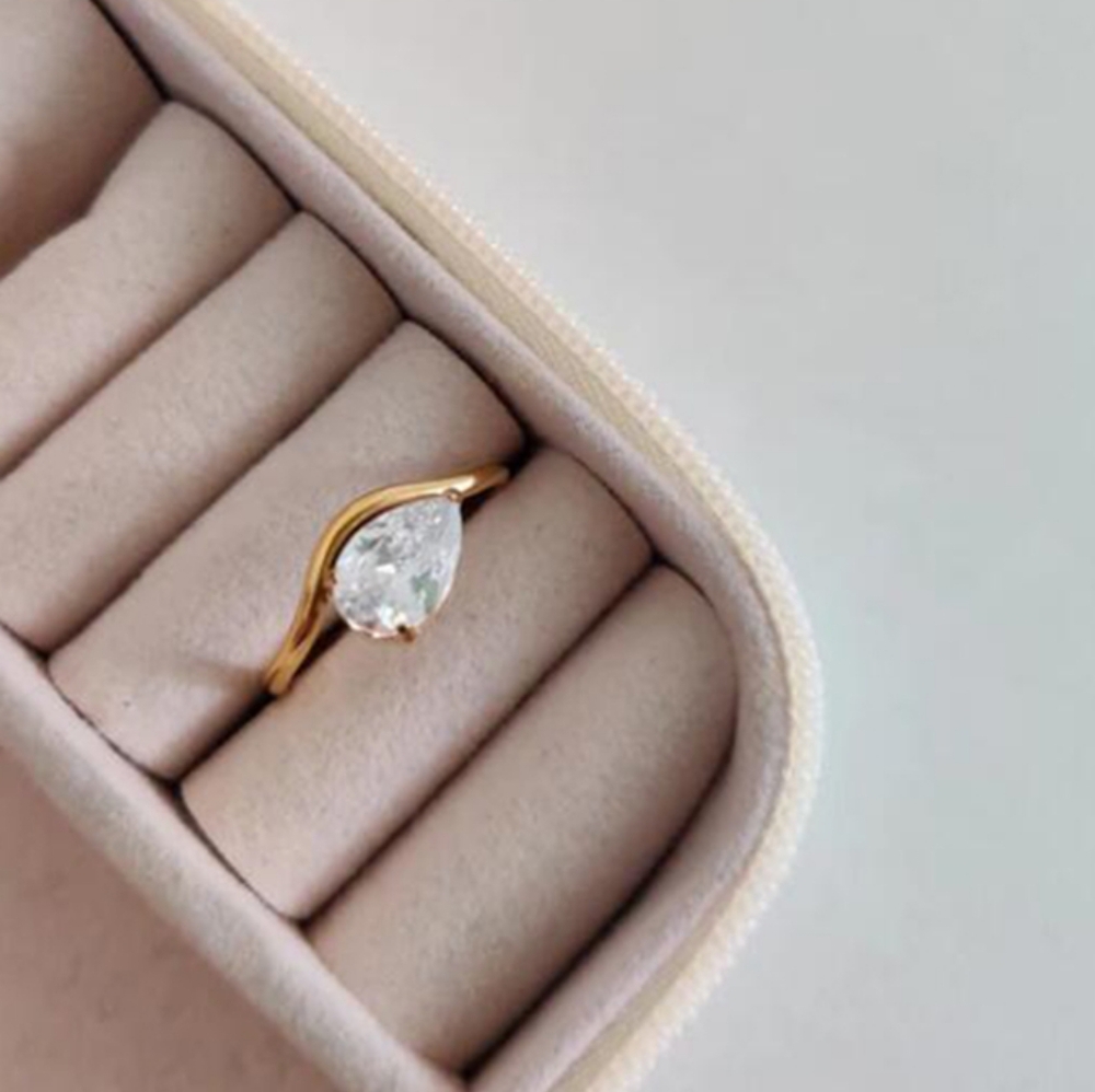OFFSET PEAR-CUT RING IN 18K - Picture 3 of 5